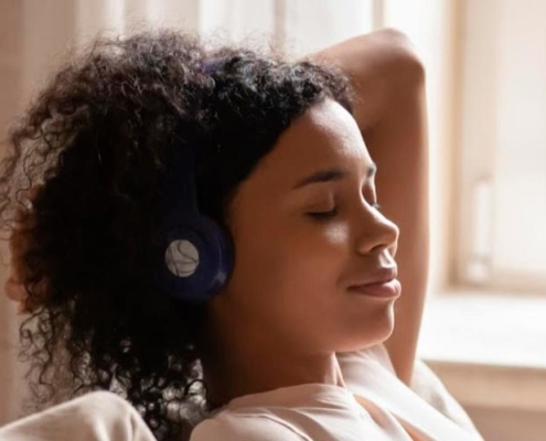 mulher em meditação mindfulness guiada