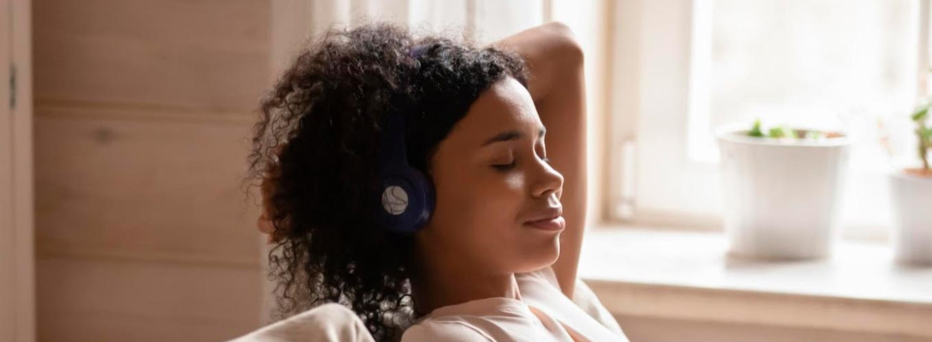 mulher em meditação mindfulness guiada