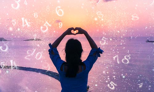 foto conceito - menina faz coração com mãos para numerologia do amor verdadeiro