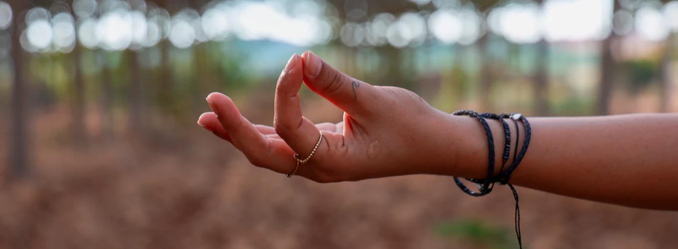 mão fazendo Gyan mudrá - um dos principais yoga mudras