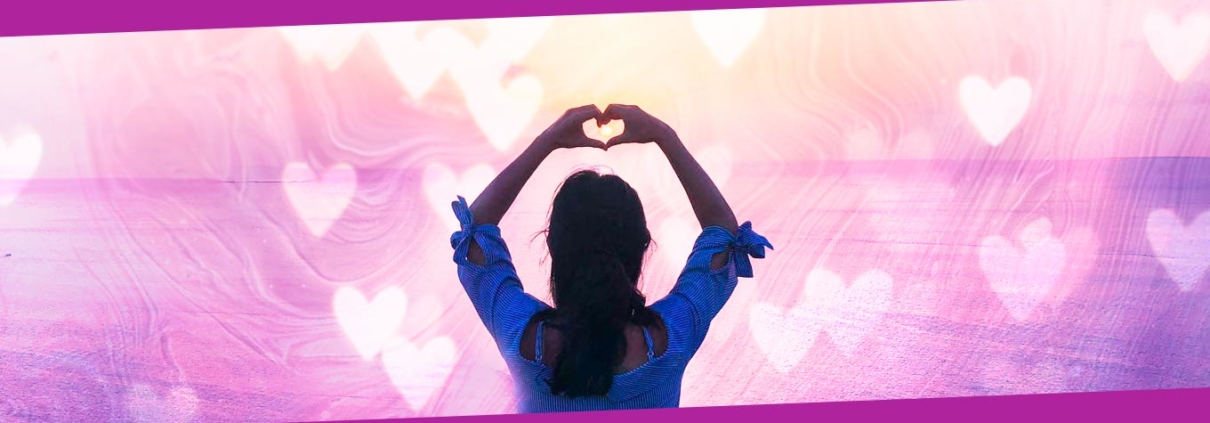 mulher de costas fazendo coração com as mãoes em meditação do amor próprio e autoaceitação