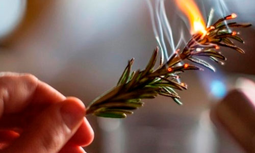mão de terapeuta holistico em limpeza energetica