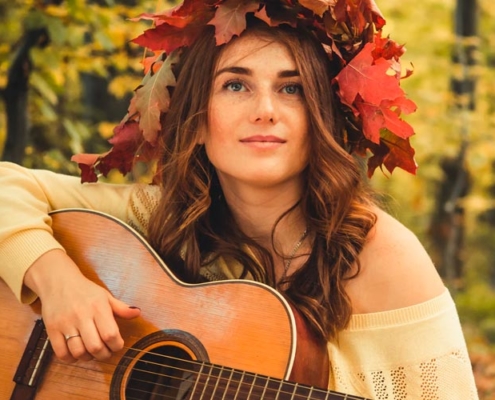mulher em ressonância com os benefícios da musica na arteterapia
