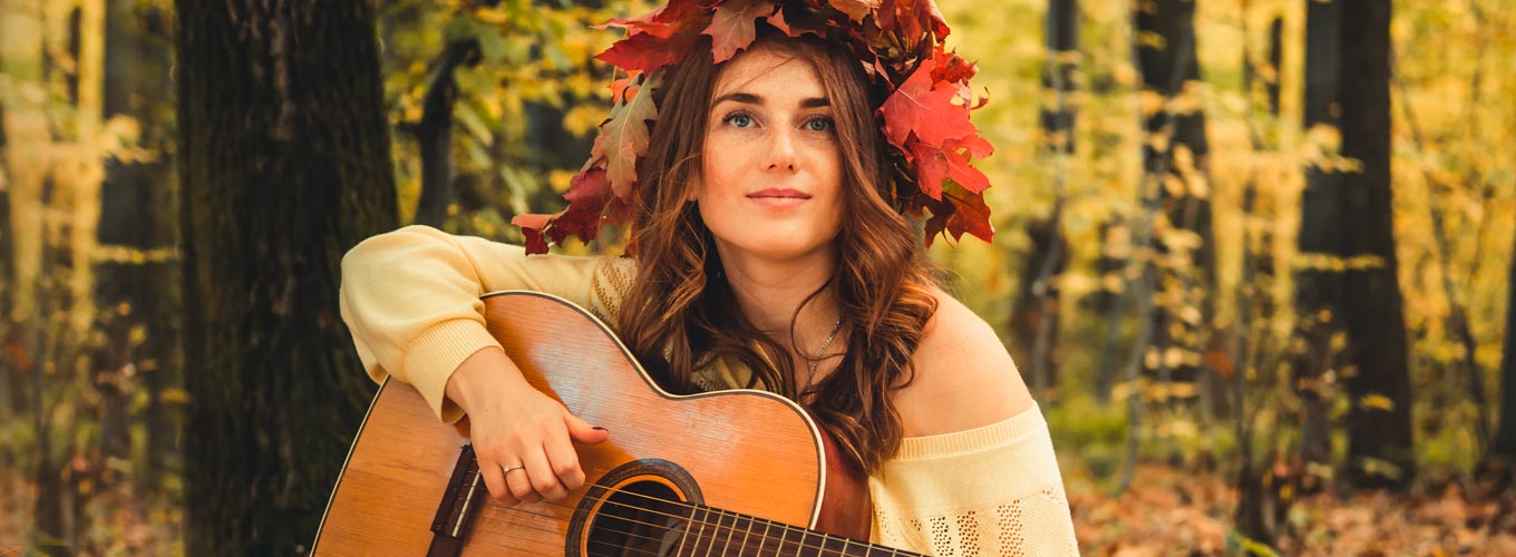 mulher em ressonância com os benefícios da musica na arteterapia