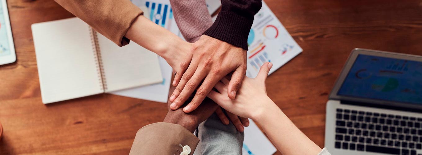 grupo com maos unidas após constelacao empresarial