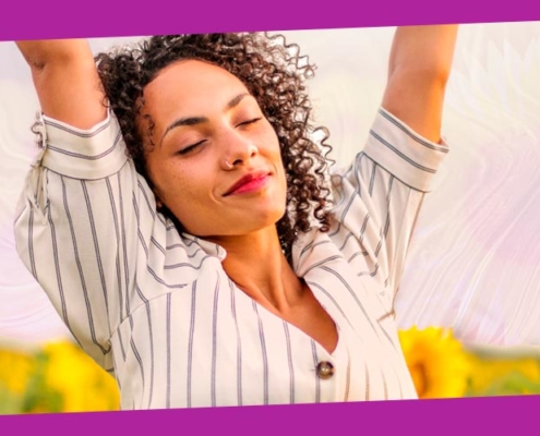 meditação para um dia positivo - mulher com girassóis