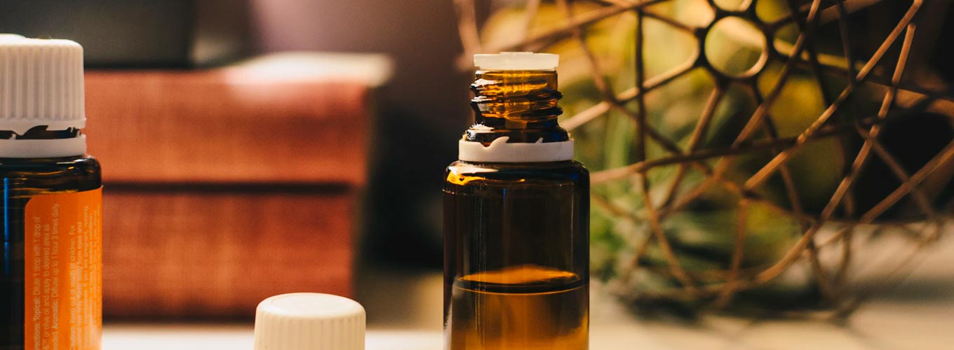óleos essenciais para cabelo e pele. vidro de óleo essencial