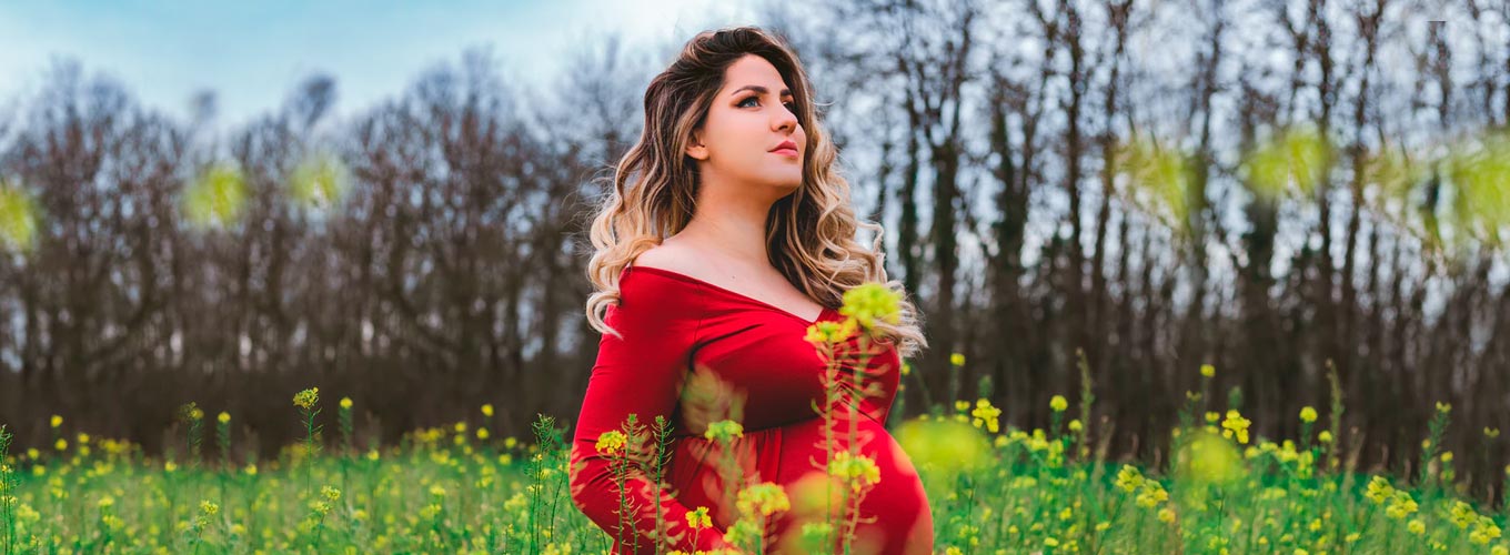 Gestante em campo de flores - capa do artigo de Florais na gravidez