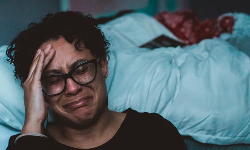 mulher chorando buscando como lidar com a depressão