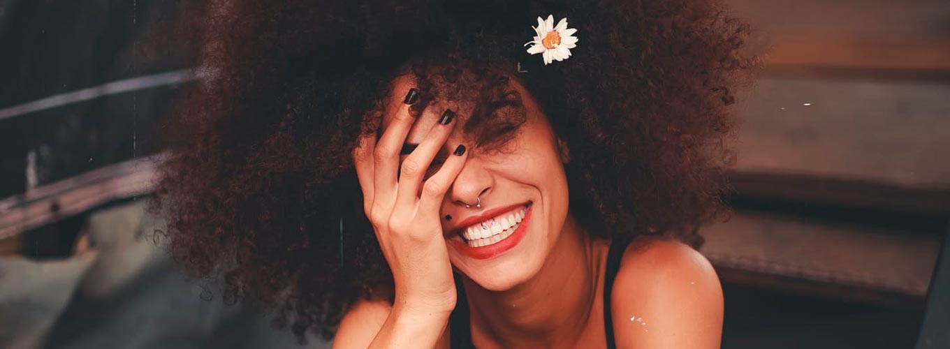 mulher sorrindo aprendendo a como lidar com a insegurança