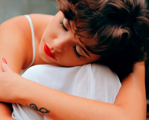 menina triste: representando como superar um trauma emocional e físico