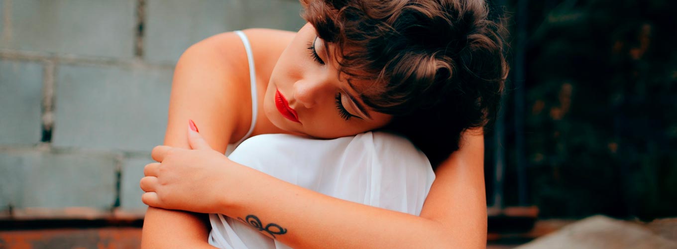 menina triste: representando como superar um trauma emocional e físico
