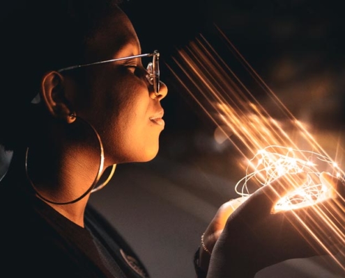 mulher com energia nas maos: terapia do fogo sagrado