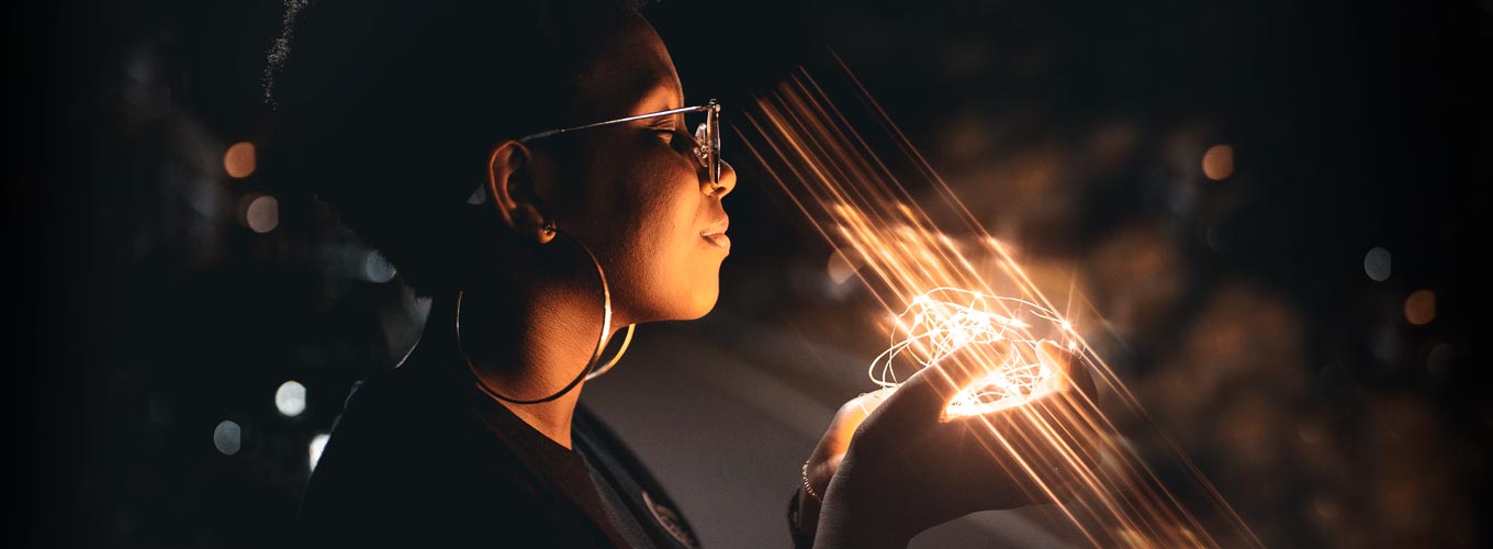 mulher com energia nas maos: terapia do fogo sagrado