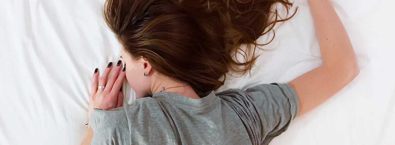 como tratar insônia: mulher em cama