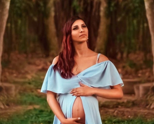mulher em pé com ansiedade na gravidez