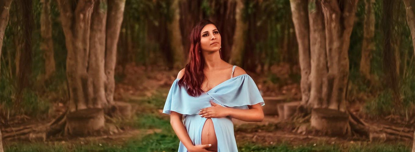 mulher em pé com ansiedade na gravidez