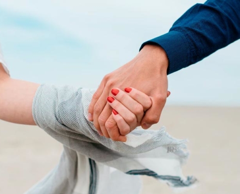 casal de mãos dadas em relacionamento saudável