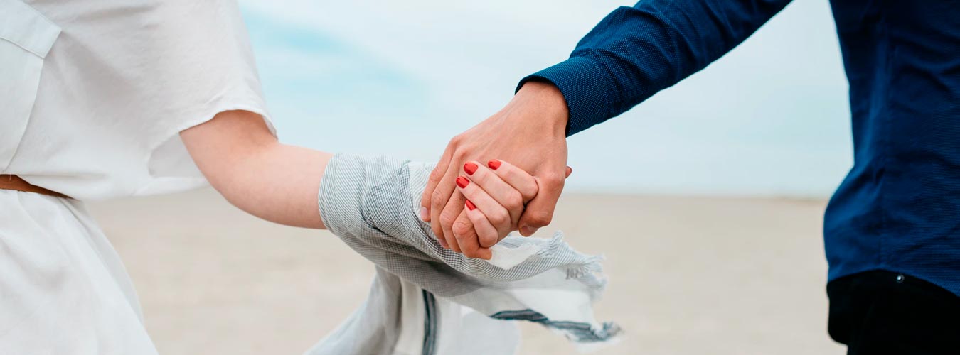 casal de mãos dadas em relacionamento saudável