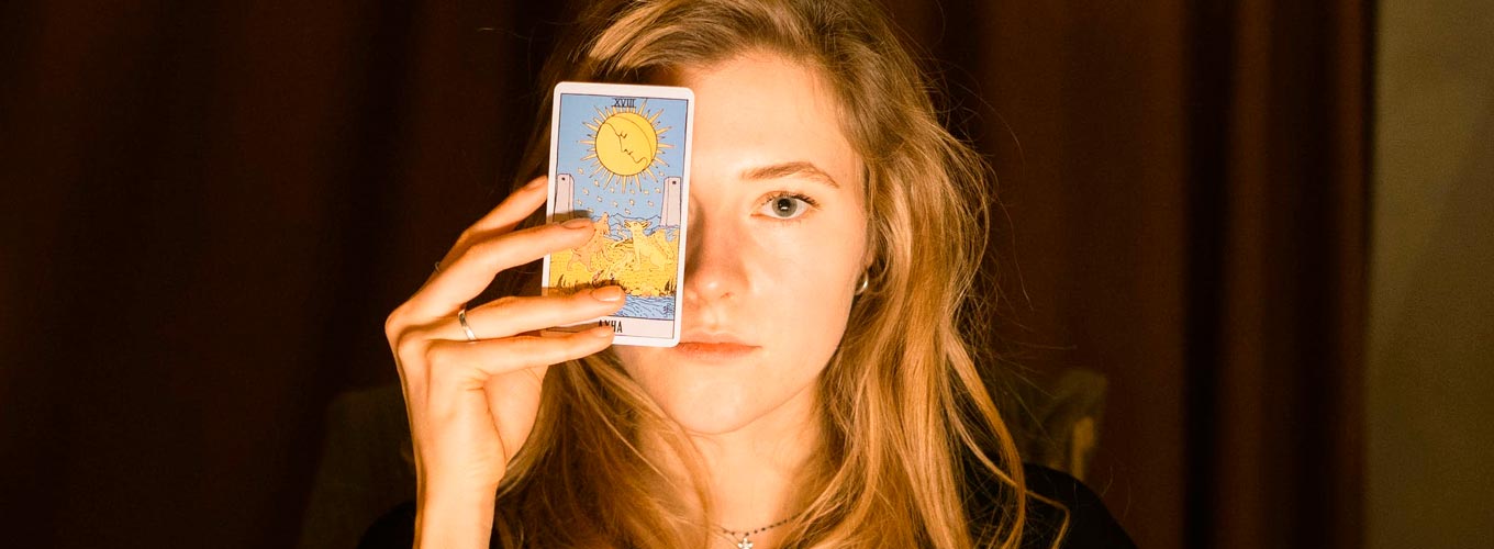 tarot para iniciantes: taróloga com carta
