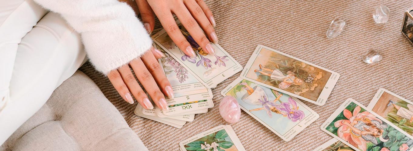 terapeuta jogando templo de afrodite - tarot dos relacionamentos - tarot do amor