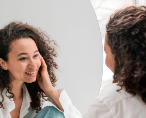 como ter mais amor próprio - mulher em frente a espelho