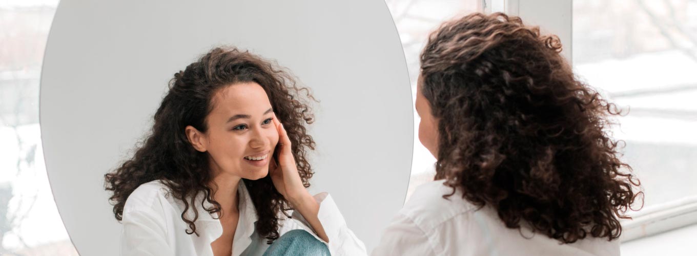 como ter mais amor próprio - mulher em frente a espelho