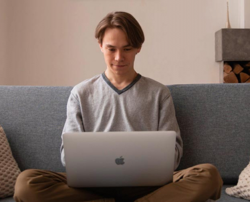 homem trabalhando em computador sobre como vencer a procrastinação