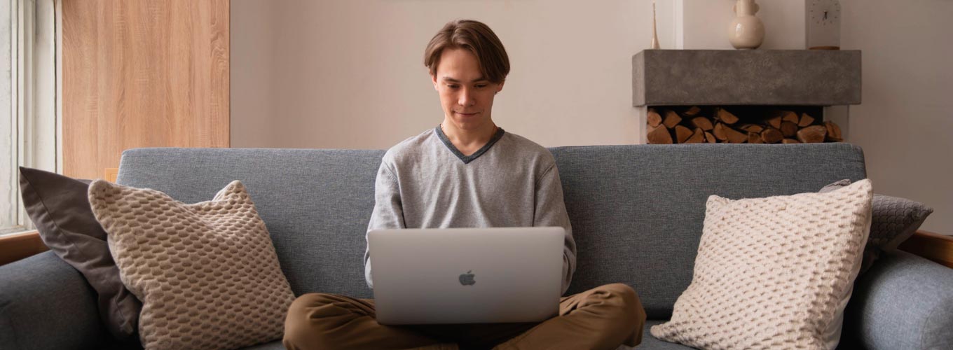homem trabalhando em computador sobre como vencer a procrastinação
