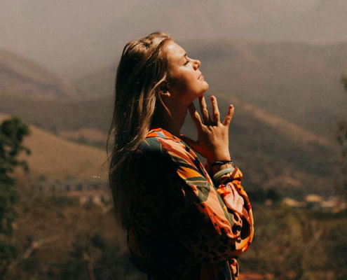 mulher em plenitude com dicas para ansiedade: meditando