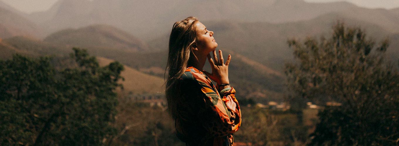 mulher em plenitude com dicas para ansiedade: meditando