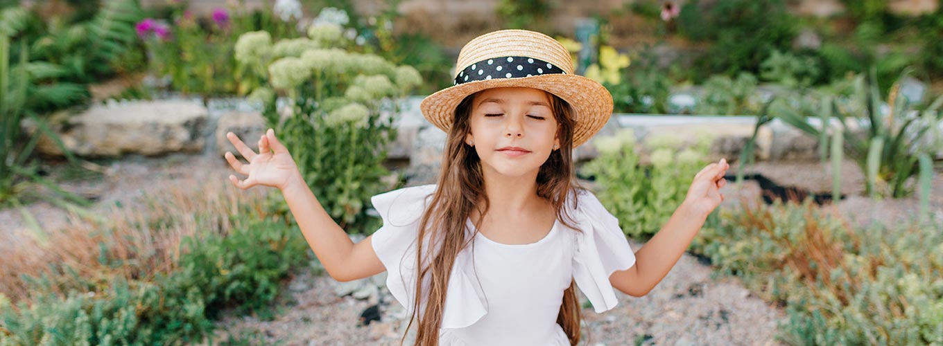Menina praticando Meditação Infantil