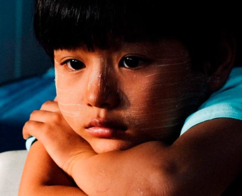 menino triste: traumas de infância