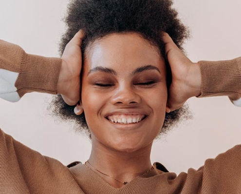 mulher sorrindo e buscando como aumentar a autoestima feminina