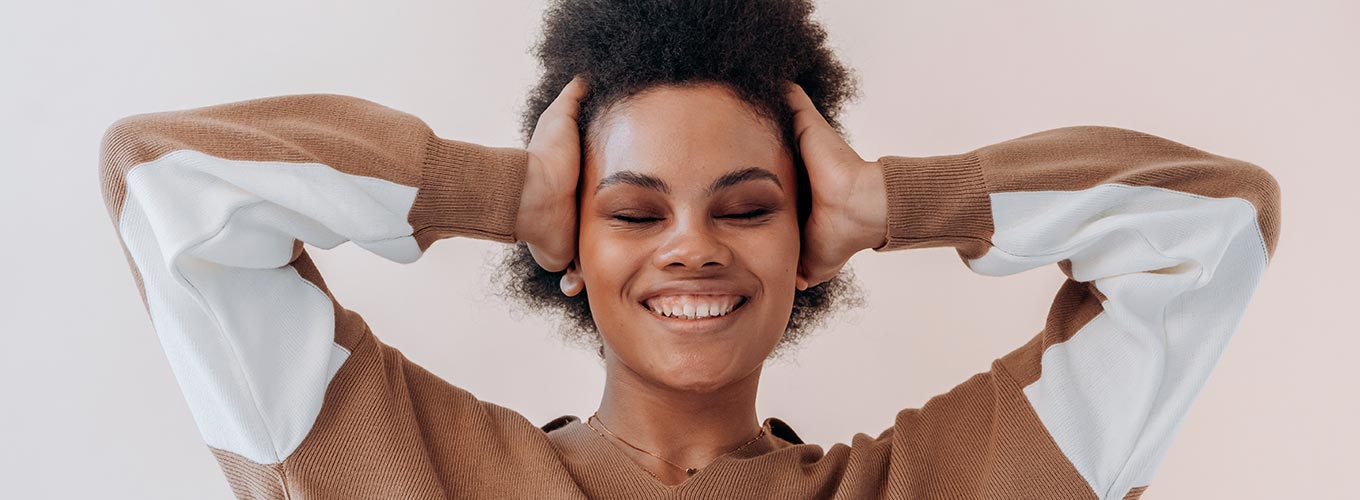 mulher sorrindo e buscando como aumentar a autoestima feminina