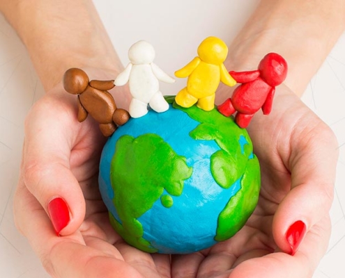 maos com grupo unido em sistema - frases constelacao familiar e bert hellinger -