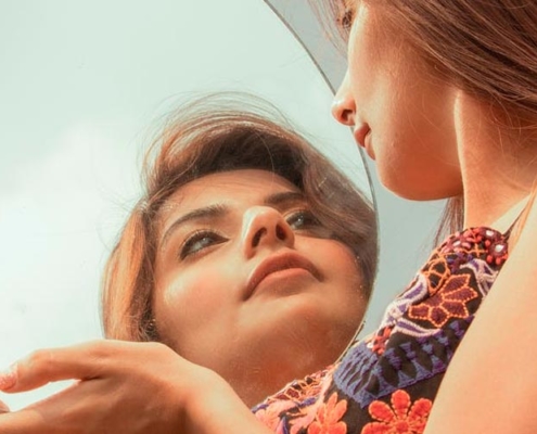 mulher fazendo teste de autoestima no espelho