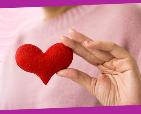 mulher em amor próprio com meditação autoestima