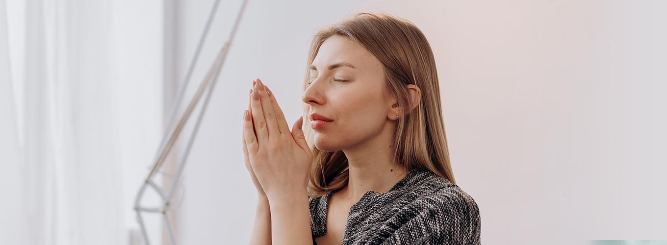 mulher se recuperando pós-covid com aromaterapia