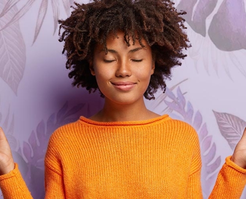 terapia holística benefícios - mulher sorrindo meditando