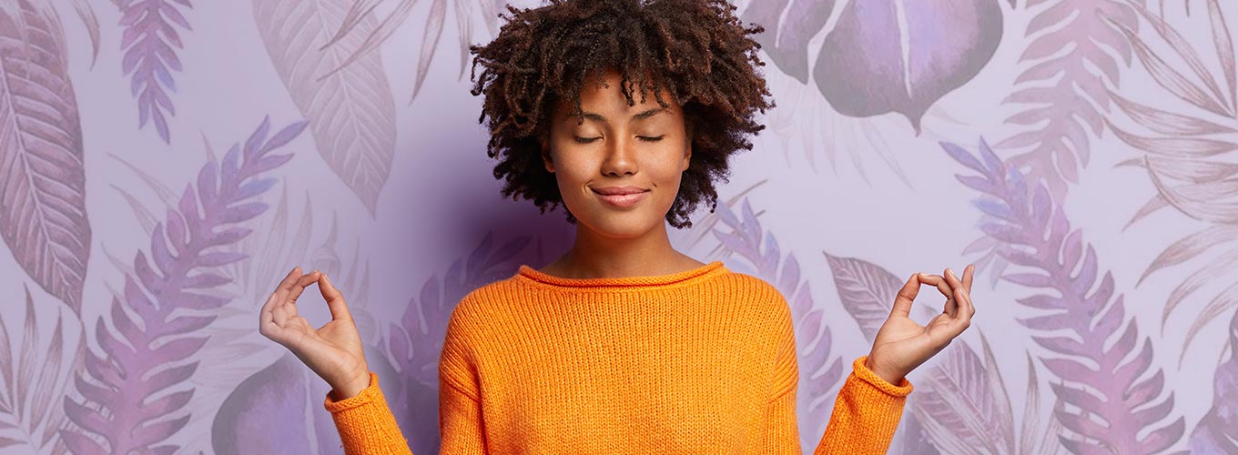 terapia holística benefícios - mulher sorrindo meditando