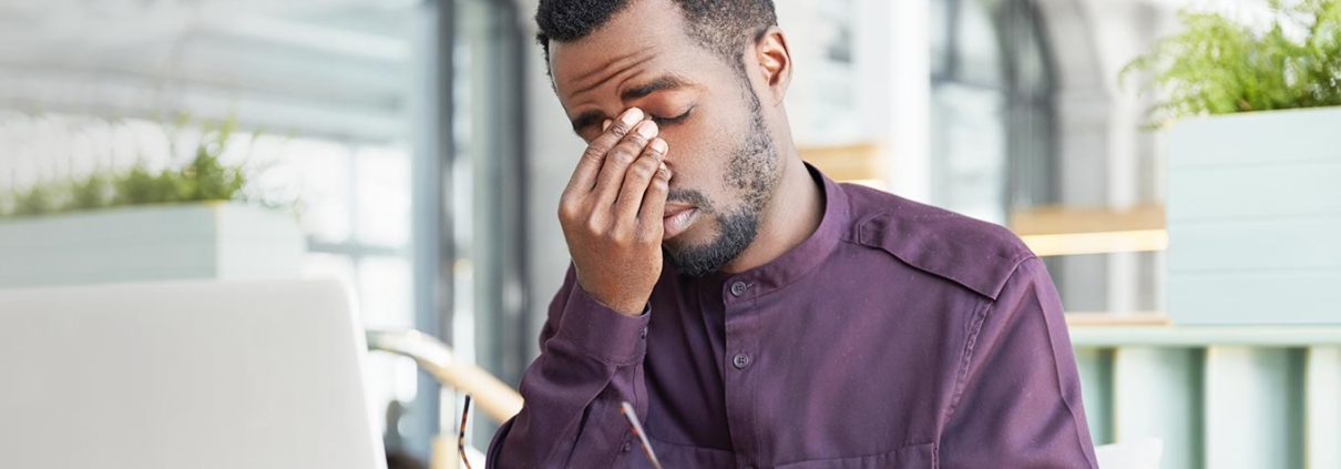 homem com depressão no trabalho