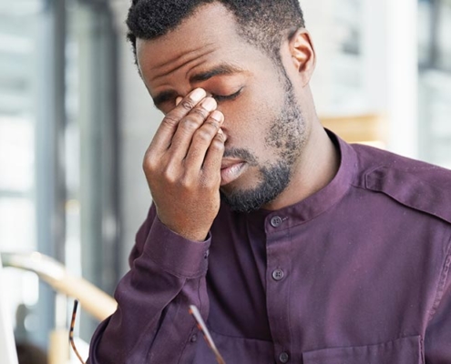 homem com depressão no trabalho