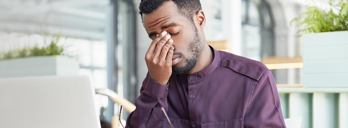 homem com depressão no trabalho