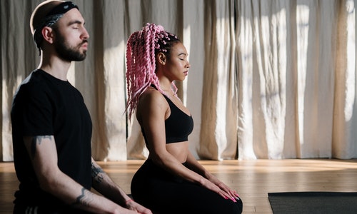 casal meditando sentindo Empatia e Compaixão