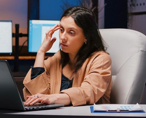 mulher com estresse no trabalho
