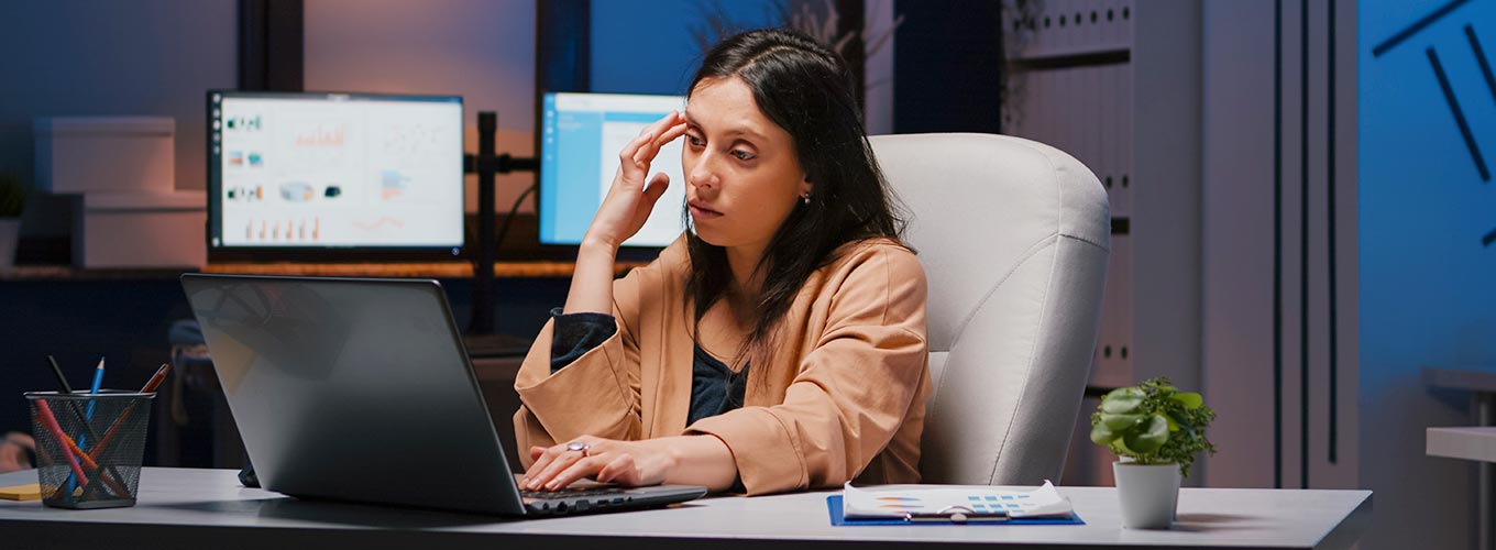 mulher com estresse no trabalho