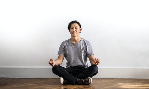 homem praticando Compaixão e Empatia com exercício de meditação