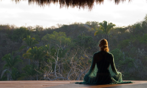 mulher meditando em meio a natureza sentindo compaixão e empatia