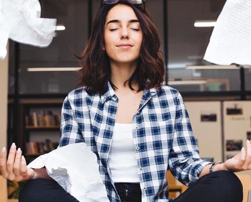 mulher com saúde mental no trabalho